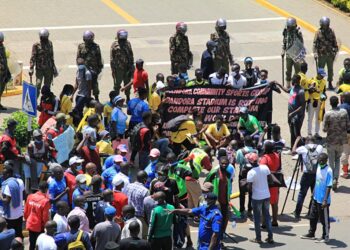 Youth from Dandora demonstrate outside KICC in Nairobi over delayed construction of the Dandora Stadium on Tuesday. Photo/Courtesy